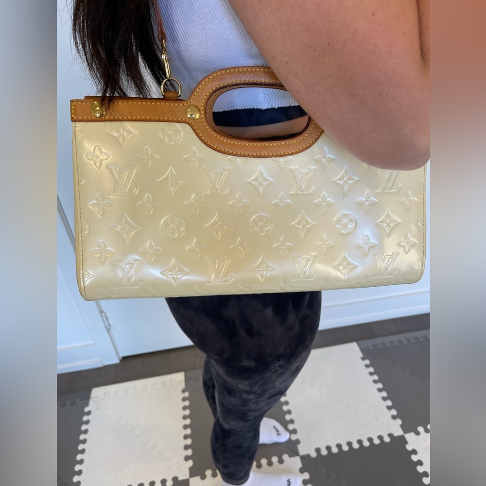 Authentic Louis Vuitton Vernis ROXBURRY 2 way shoulder top handle bag in ivory
